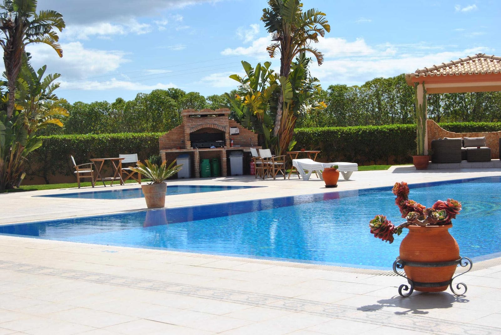 How Sunlight Exposure Influences Chlorine Consumption — pool service business insights